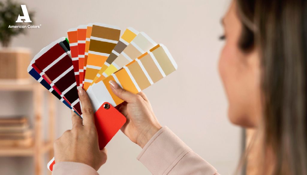  Primer plano de una mujer observando una paleta de muestras para elegir el tono perfecto para su hogar, buscando la armonía de colores ideal